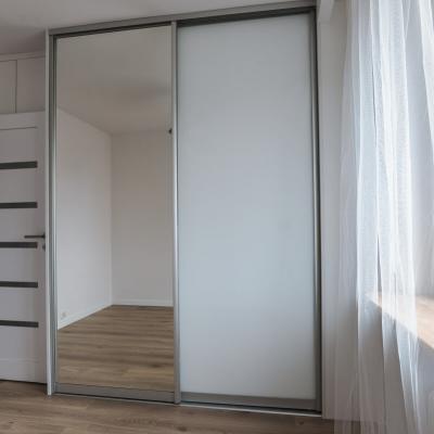 Mała sypialnia w bloku